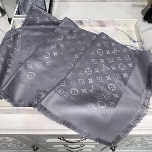 Authentic Louis Vuitton $710 NWOT Grey  Monogram Shawl/Wrap M77629